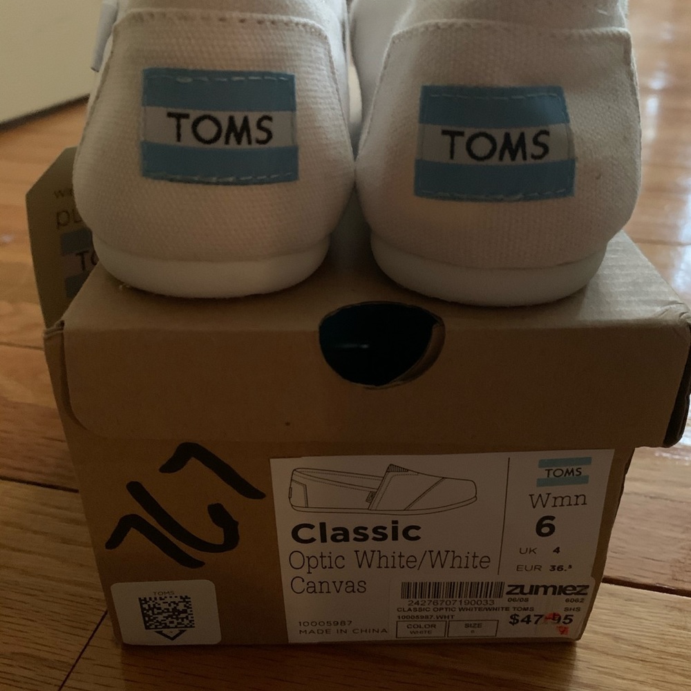 NWT Women’s White Toms
